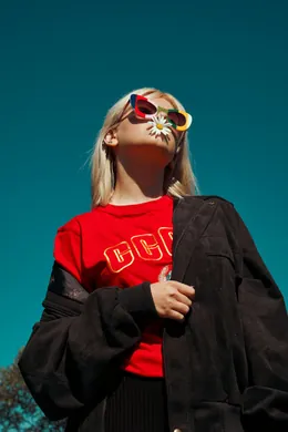 Playera roja estampada