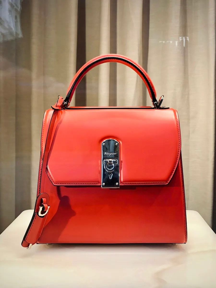 Bolsa roja estructurada