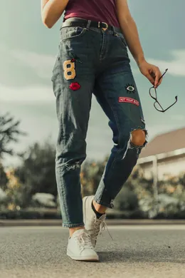 Jeans mom con parches
